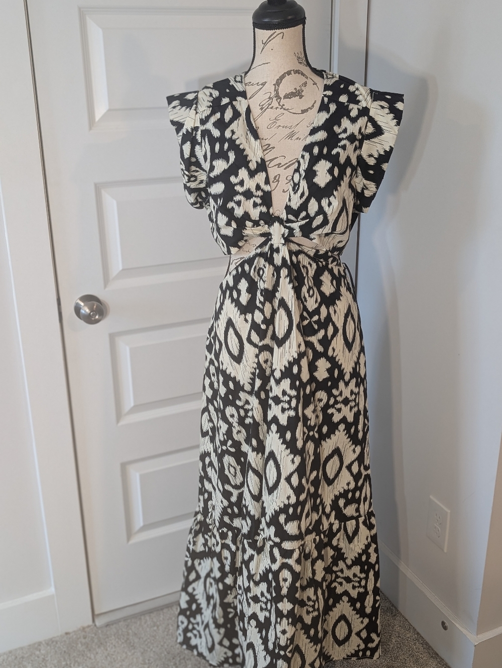Steve Madden Black & Ivory Tie-Front Maxi Dress Size L - Picture 10 of 10